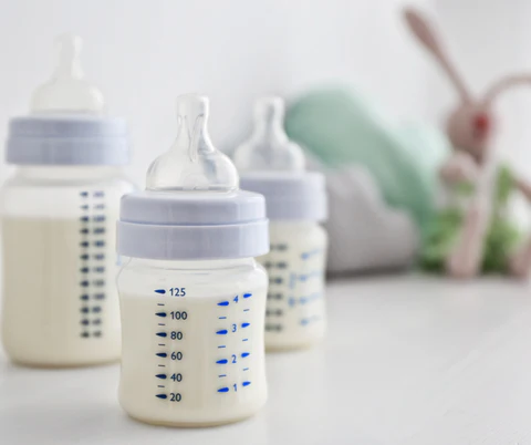 Un Enfoque Comparativo con la Fórmula de Cabra de Babybio
Los probióticos son microorganismos vivos que, cuando se administran en cantidades adecuadas, confieren beneficios a la salud del huésped. En el campo de la nutrición infantil, su inclusión en fórmulas de leche busca promover un desarrollo saludable del sistema inmunológico y mejorar la salud intestinal. Este artículo examina los beneficios de los probióticos en las fórmulas de leche infantil, abordando también los requisitos legales y haciendo una comparación específica con la fórmula de cabra de Babybio .