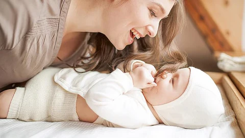Mamá cuidando a su bebé