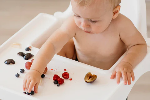 bebe hermoso descubriendo nuevos alimentos