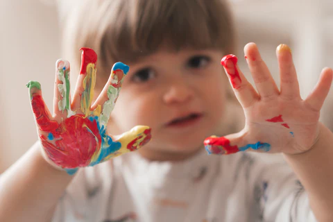 niños con manos pintadas