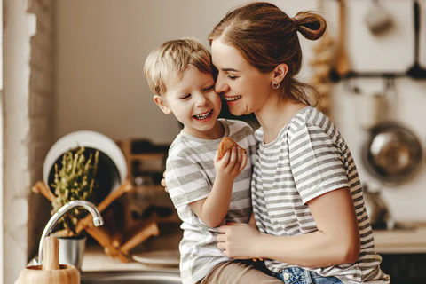 mamá y niño felices en la cocina