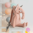 Crochetts - MOCHILA SCOTY Entre globos de colores pastel y luces de cadena suaves, la mochila Crochetts - MOCHILA SCOTY reposa sobre un taburete blanco. Perfecta para agregar un toque de fantasía a la colección de la habitación del bebé o para explorar los mejores productos para bebés con entrega gratis en Mallorca.