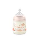 El biberón Suavinex 150ml tetina anatómica T1 M es un biberón de color pastel con tetina transparente y tapón rosa, adornado con divertidas estrellas, nubes y diseños florales abstractos. La palabra Dreams está impresa en rojo en la parte delantera. Ideal para mejorar cualquier colección de guardería.