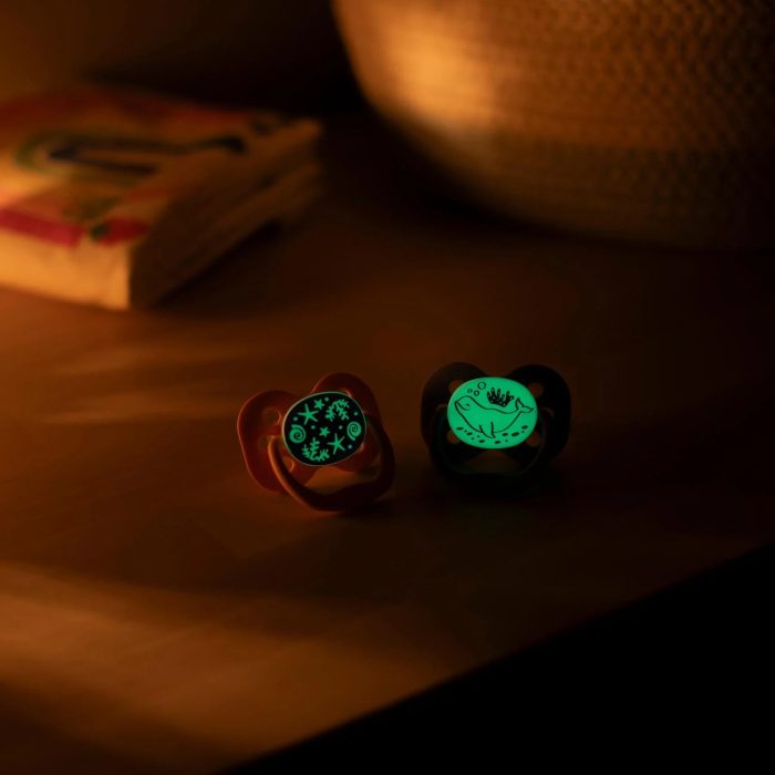 Lifestyle_Advantage_Pacifier_glow-in-the-dark_stage1_purple-whale-ocean_1