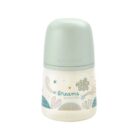 El biberón tetina fisiológica Talla S de 150 ml de Suavinex presenta un tapón verde suave y divertidos diseños de estrellas, nubes y formas. Combina a la perfección con productos para bebés con entrega gratis en Mallorca para una experiencia de guardería encantadora.