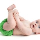 econaps_ni_o_hermoso_con_pa_al_de_tela_verde-scaled