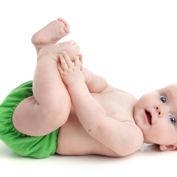 econaps_ni_o_hermoso_con_pa_al_de_tela_verde-scaled