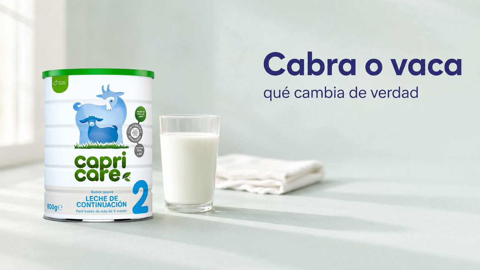 Vaso de leche sobre una encimera clara de tono verde agua