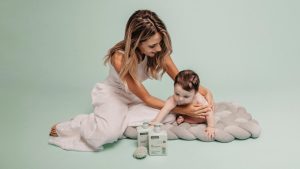 Madre haciendo un masaje a su bebé después del baño con la cosmética Suavinex