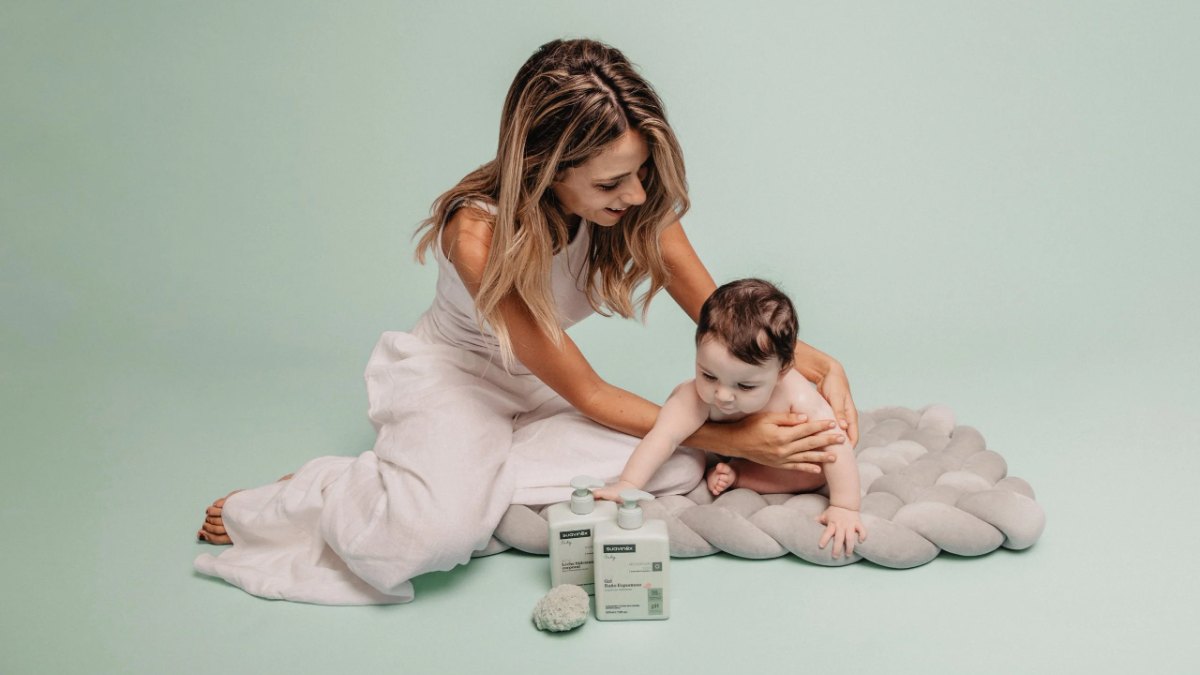 Madre haciendo un masaje a su bebé después del baño con la cosmética Suavinex